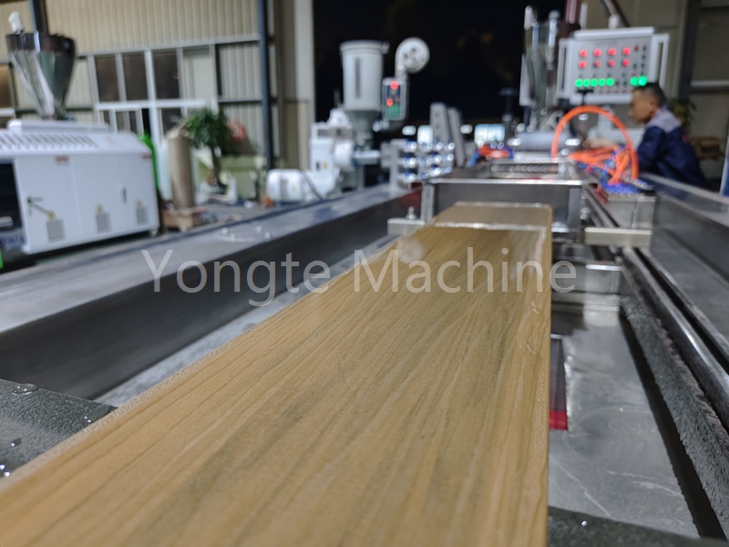 Welk effect heeft co-extrusie op hout-kunststofproducten?