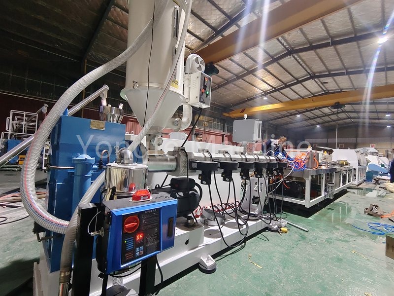 Plastic hout extrusiemachine met succes geïnstalleerd in de Indiase klantsite