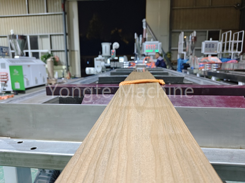 Yongte Plastic Machinery's Wood-Plastic co-extrusieapparatuur helpt de hout-plastic deur- en raamindustrie
