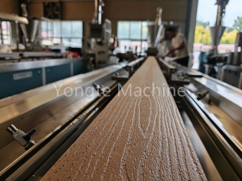 Canadese klanten bezochten Yongte -plastic machines en voltooiden met succes de acceptatie van de productielijn van de houten plastic vloeren.