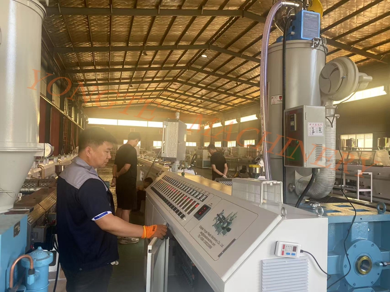 Yongte Plastic Machinery Engineers debuggen de PPR -pijpproductielijn volledig om productieproblemen op te lossen.