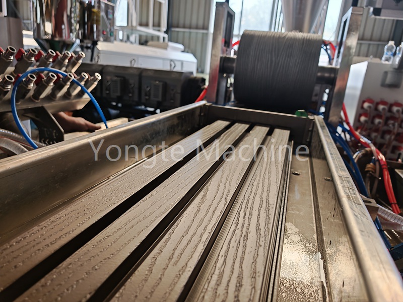 Yongte WPC Wall Panel Extrusion Machine met succes getest