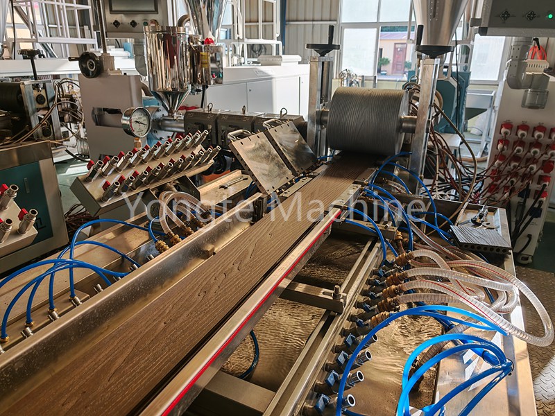 Yongte WPC -terrasmachine geleverd aan Canada
