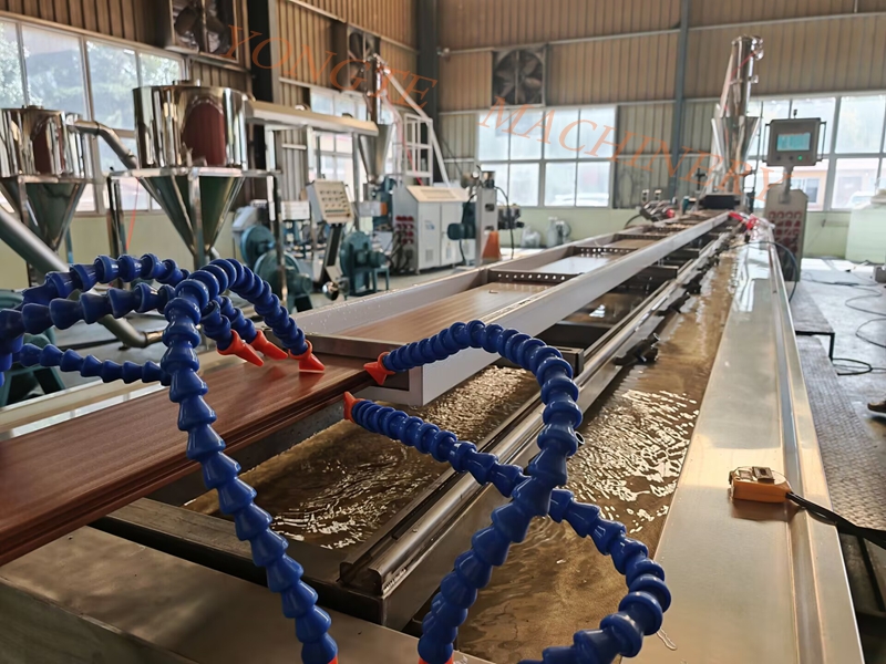 WPC -vloerbord lost de pijnpunten van vaste houten vloeren op en de praktische waarde wordt volledig aangetoond.
