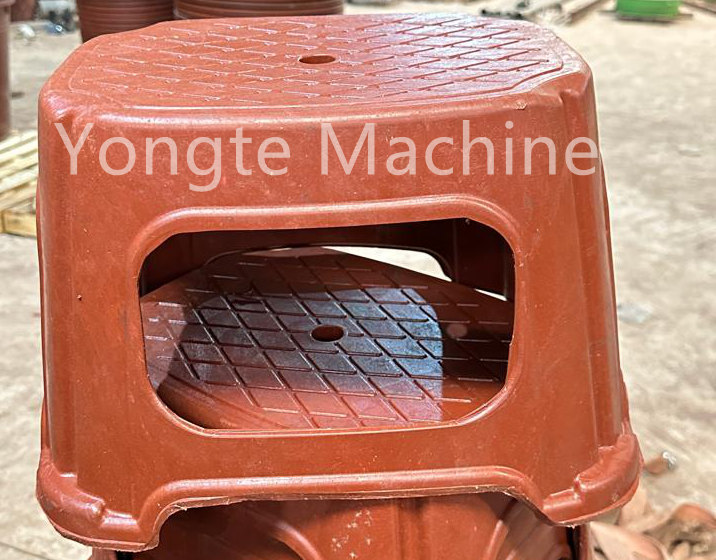 Yongte Plastic Extrusion and Molding Machine is geïnstalleerd in de fabriek van Afrika Klant voor het recyclen van plastic filmverspilling in plastic emmers, plastic bekkens en plastic stoelen.