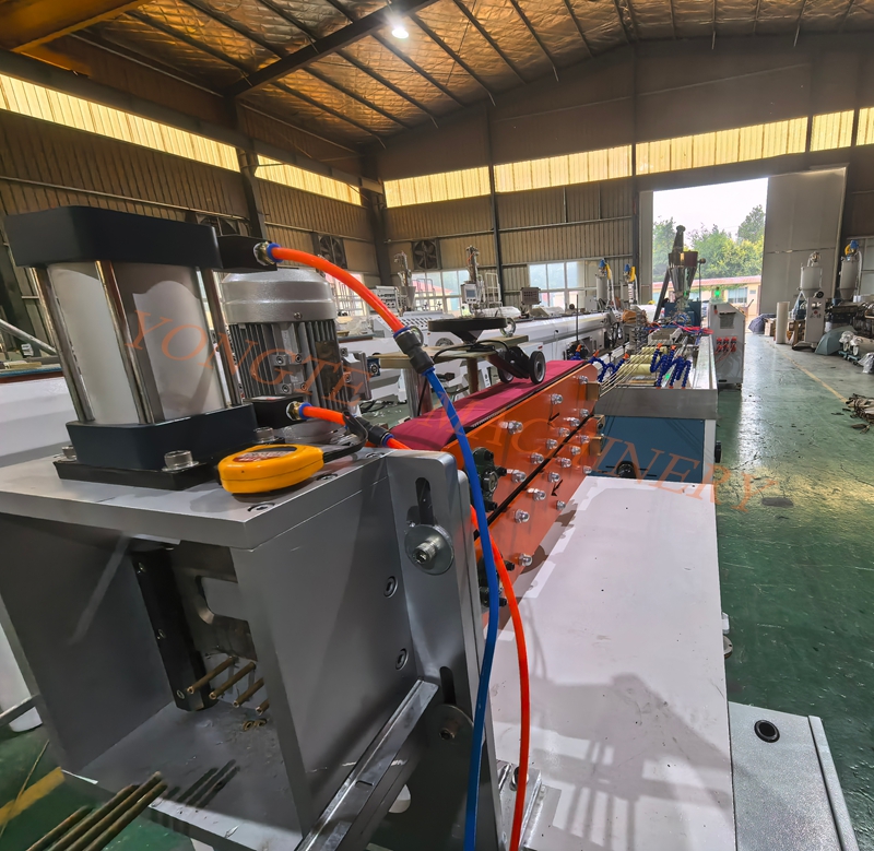 De markt voor rattan-achtige meubels in de buitenlucht is opwarmd en Yongte Plastic Machinery heeft een PE-hout-plastic imitatie Rattan-pijpproductielijn gelanceerd.