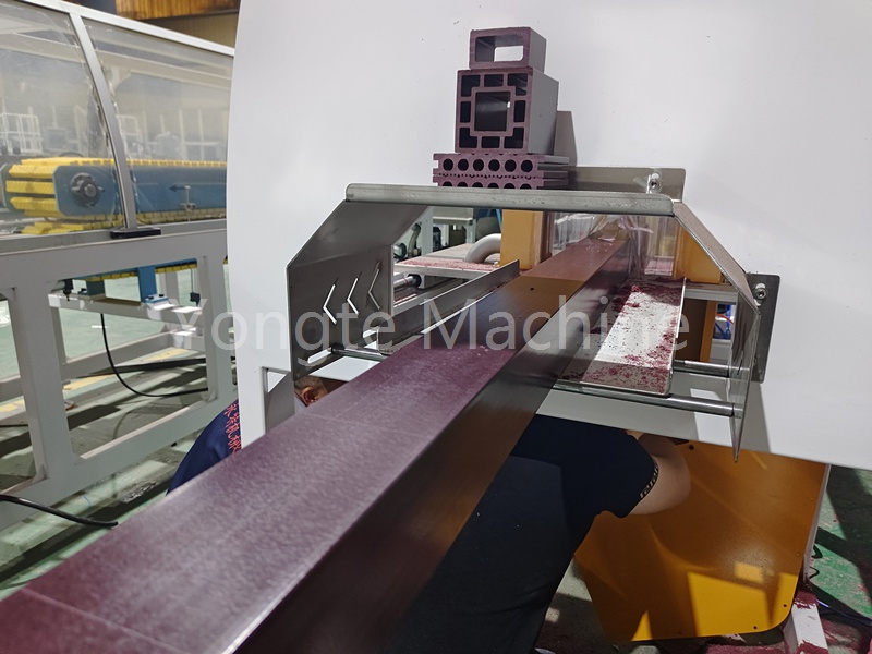 Plastic afval in Afrika is moeilijk te verwijderen, maar Yongte's productielijn voor hout-kunststofkolommen biedt een doorbraak.