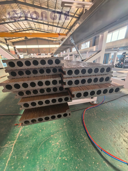Yongte Plastic Machinery voltooit de upgrade van zijn 3D online productielijn voor hout-kunststofvloeren met reliëf, waarbij de voordelen als alternatief voor massief hout worden benadrukt