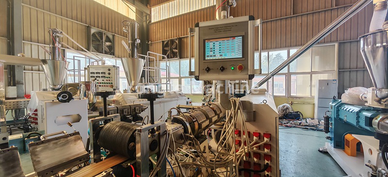 WPC-profielmachine getest voor een klant uit Zuid-Afrika