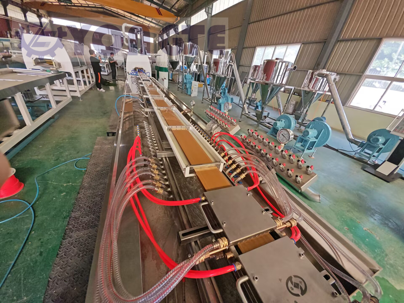 Yongte Plastics Machinery: Auto-interieurvloeren van hout-kunststofcomposiet (WPC) 