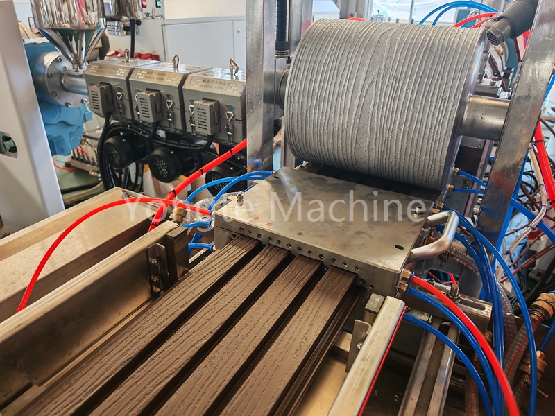 Houtplastic machine/wpc wandpaneel co-extrusiemachine