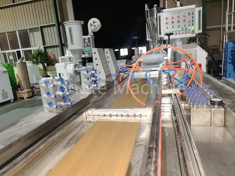 Yongte Wood Plastic Machine voor het veranderen van filmverspilling in groene bouwmaterialen