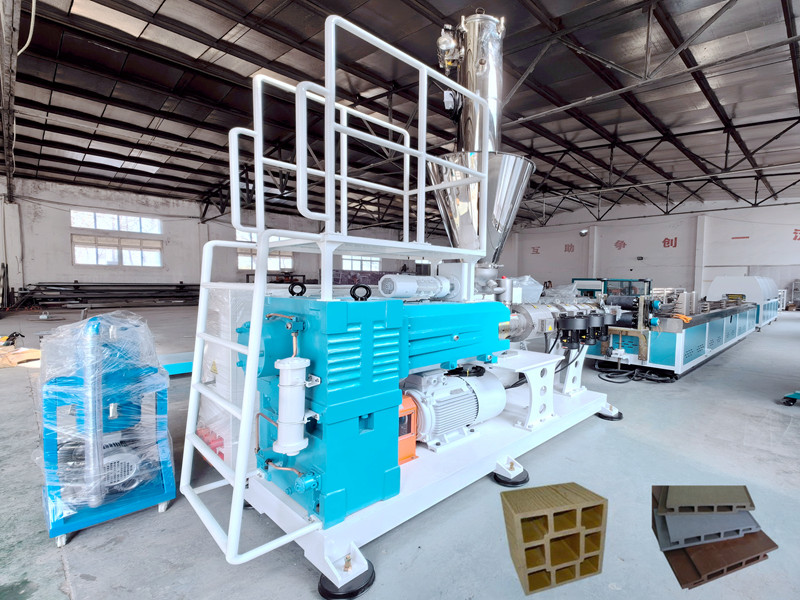 WPC-terrasplankenextrusiemachine voor klant uit Polen