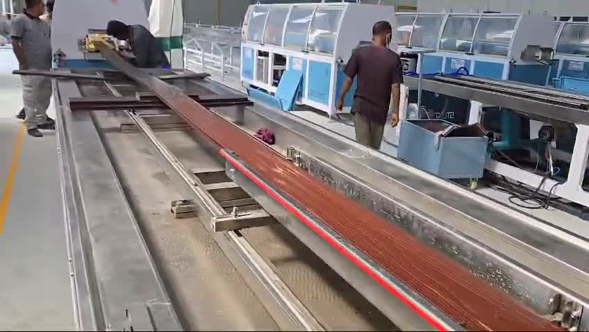 Onze Yongte WPC -apparatuur is met succes geïnstalleerd en foutopsporing in de fabriek van de Indiase klant