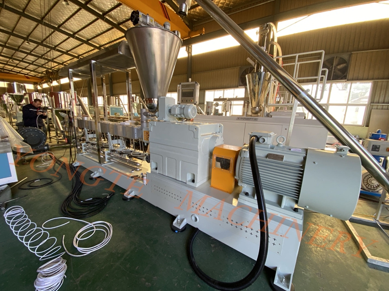 Yongte Plastic Machinery is volledig bezig met productie om te voldoen aan de diverse behoeften van buitenlandse klanten.
