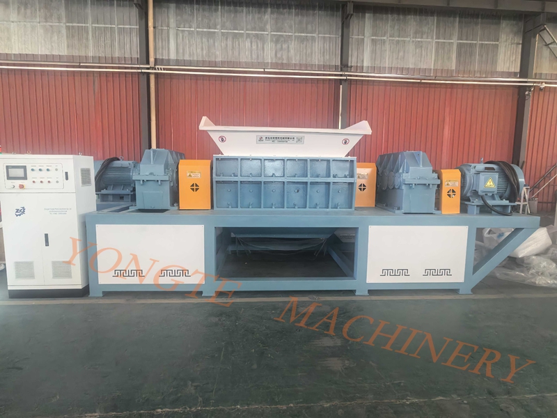 5 ton per uur! De levensduur van legeringsstalen snijders wordt 3 keer verlengd. Yongte Plastic Machinery's Shredder hervormt het productiepatroon van hout-plastic producten.