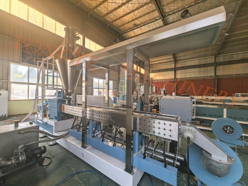 Qingdao Yongte Plastic Machinery's Wood Plastic Pelletizing Production Line Succesvol voltooide proefoperatie