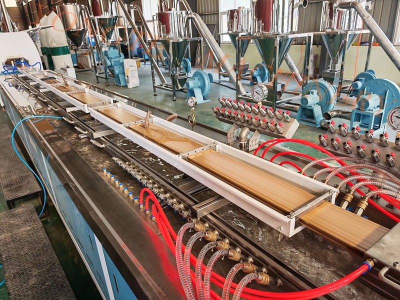 Qingdao Yongte Plastic Machinery's Wood Plastic Floor Production Line heeft met succes de proefrun voltooid
