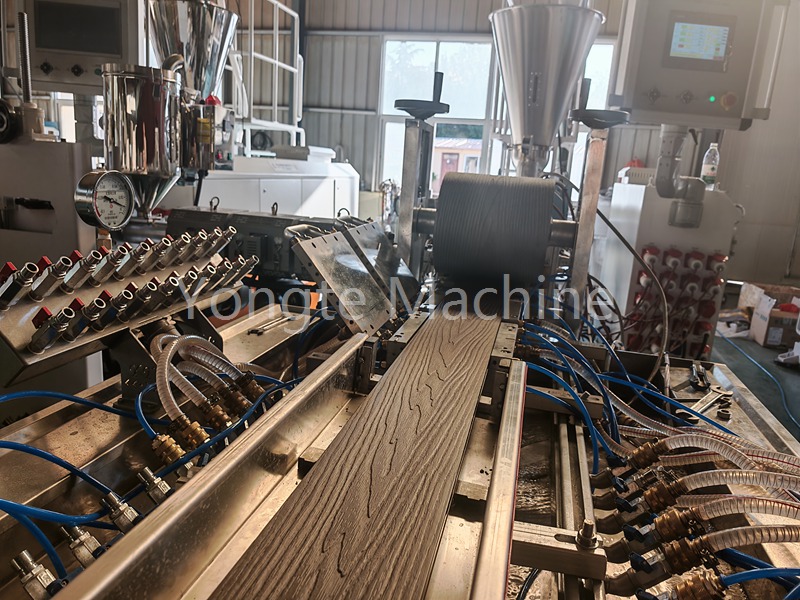 WPC -profielmachine voor de klant van Canada