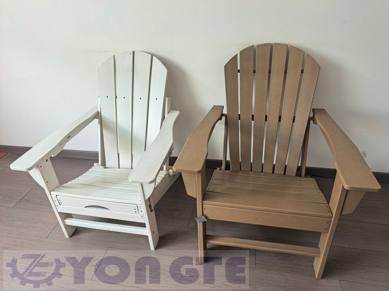 Weggegooide plastic flessen getransformeerd in populaire hout-plastic strandstoelen