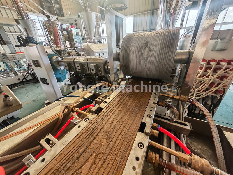 Yongte WPC terrasco-extrusielijn met online 3D-reliëfapparatuur is met succes getest