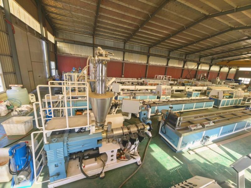 Yongte voltooit de productie van 4 sets WPC-profielextrusielijnen