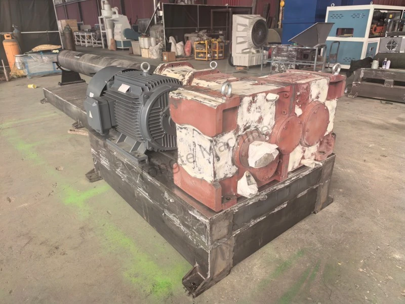 Assemblage van uiterst efficiënte parallelle dubbelschroefsextruders voor het recyclen van plasticfolieafval
