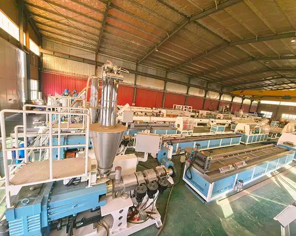 Yongte hielp klanten bij het optimaliseren van de productielijn voor WPC-terrasplanken, waardoor een 40% hogere output werd bereikt