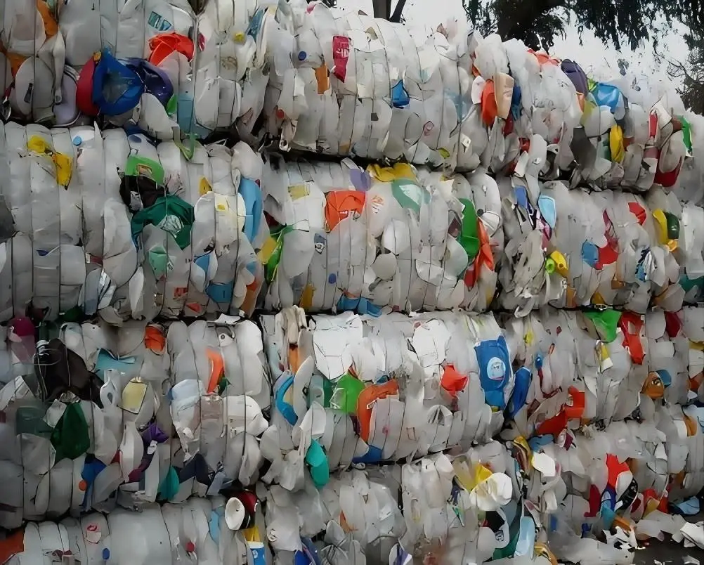 Welk plastic afval kan door de Plastic Lumber Machine worden gebruikt?