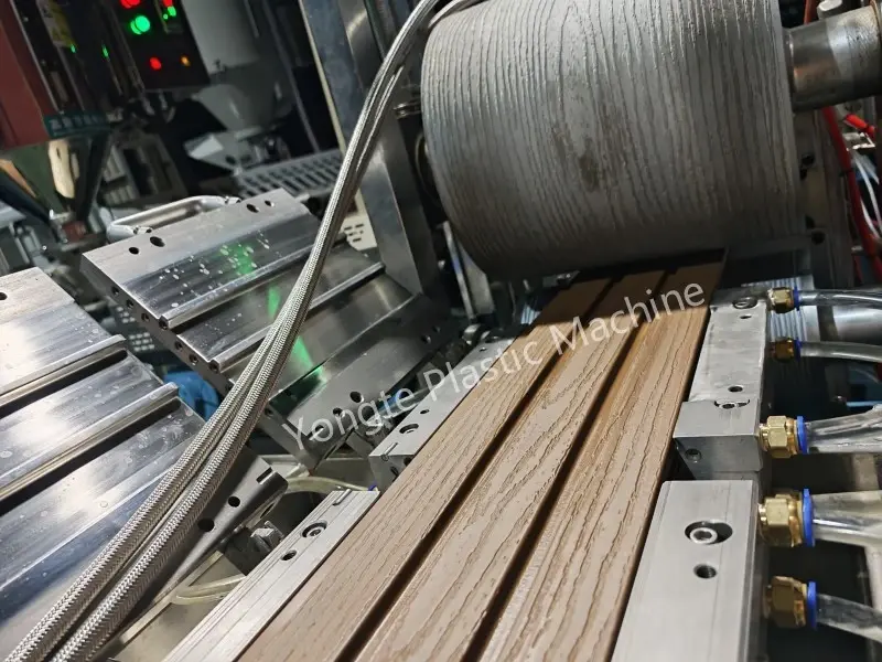 Yongte voltooit met succes de fabrieksacceptatietest voor de WPC-afrasteringsmachine van een Europese klant