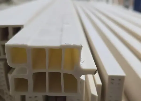 Hoe kunt u bevestigen of het materiaal in de matrijs is voorgeschuimd bij de productie van WPC-deurkozijnen?