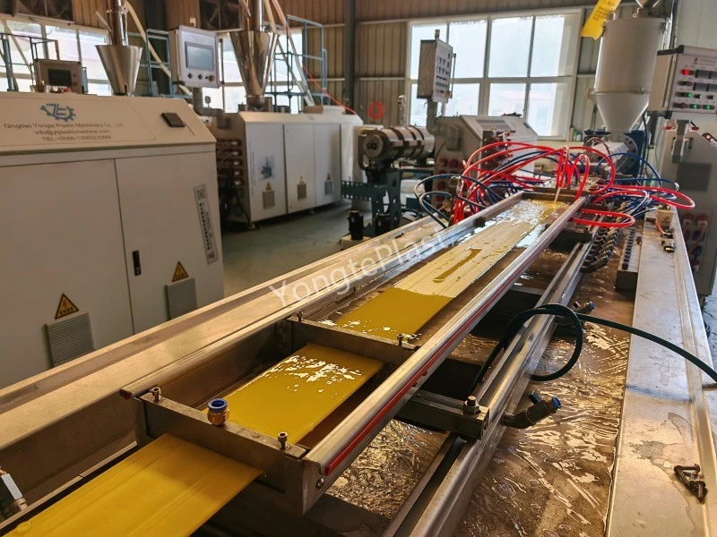 PE-bladrol die machine maakt