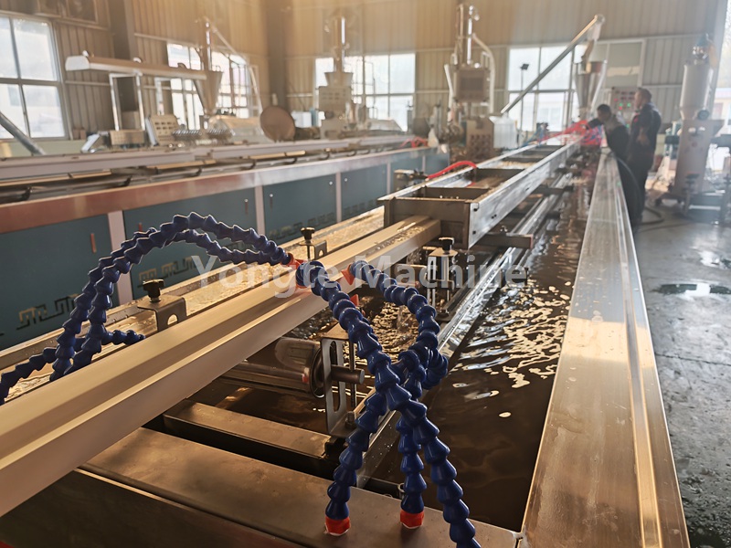 Massief geschuimde WPC-deurprofiel extrusielijn voor Indiase klant