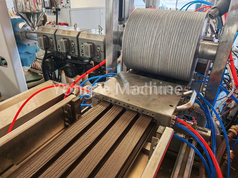 WPC-machine voor het maken van wandbekleding
