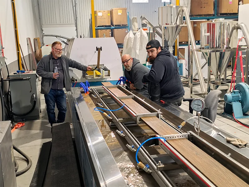 Yongte WPC-terrasplankenextrusielijn: succesvolle inbedrijfstelling in Canada